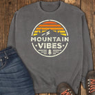Mountain Vibes Sweatshirt - Pepper